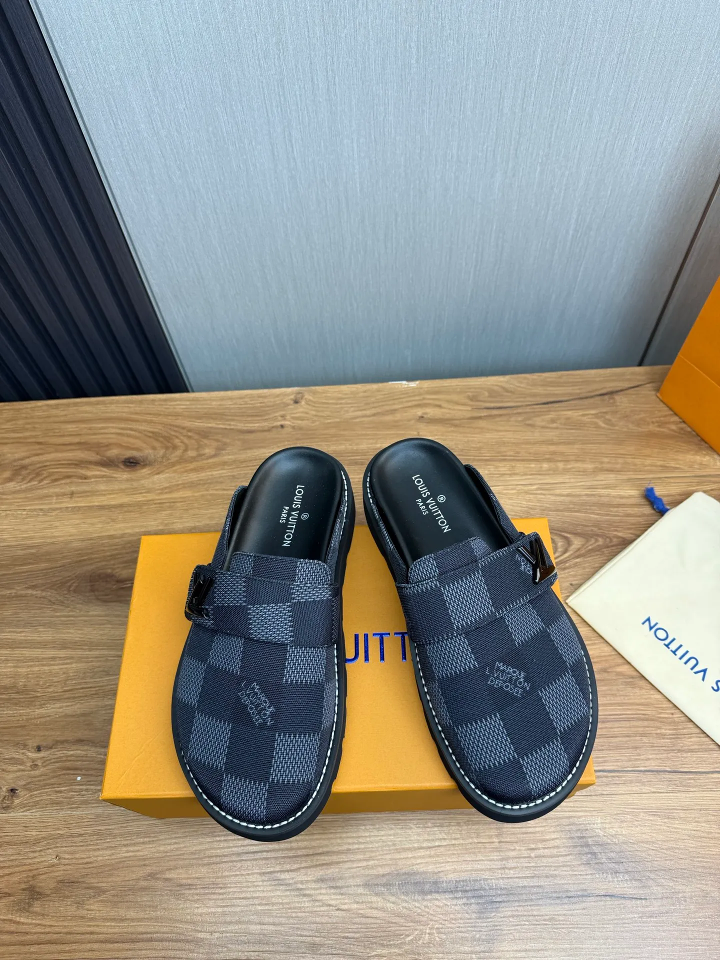 Men's shoes 💰420💰 Lv. hot selling men's slippers 🔥 🩴Official website one to one production 38-45 sizes 45 46 🉑️Customized!